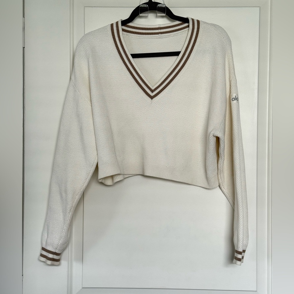 Alo Yoga Tennis Club Sweater Knit V-Neck pullover